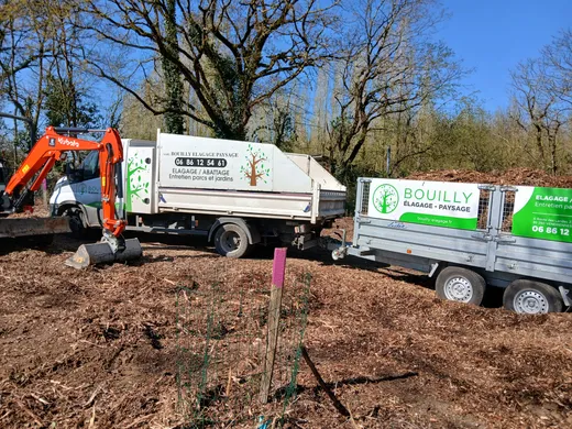 Flotte Bouilly : camion benne, mini-pelle et remorque