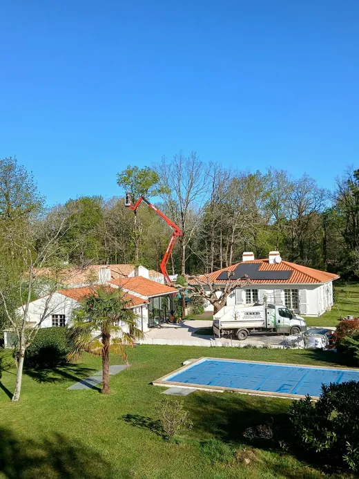 Nacelle araignée devant maison avec piscine
