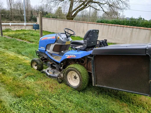 Tondeuse autoportée Iseki diesel sur pelouse vendéenne